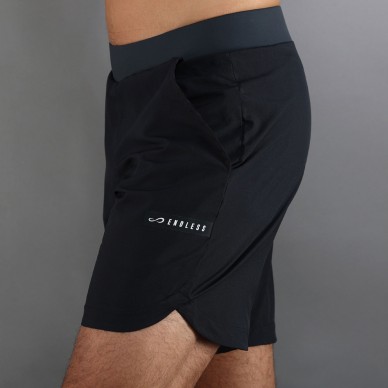 Endless Swift svart short